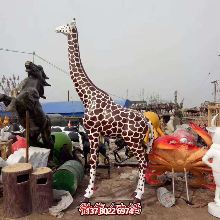 玻璃鋼長(zhǎng)頸鹿雕塑，為戶外園林景觀增色