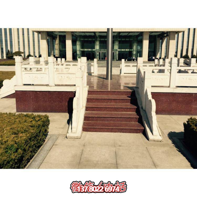 精美雕塑裝飾欄桿，增添學校廣場升旗臺象征意義