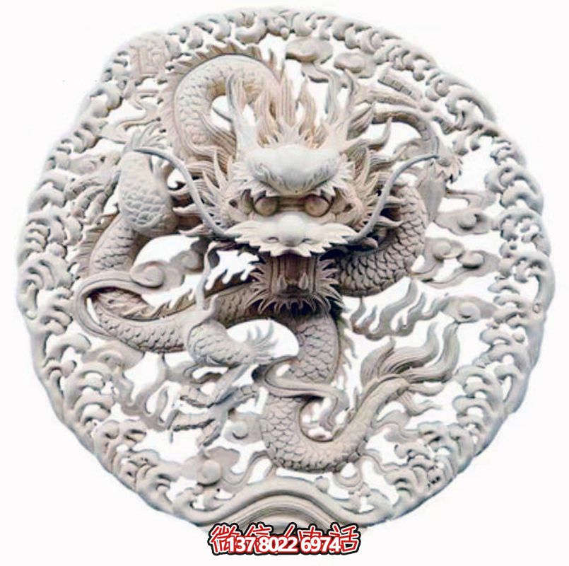 精美龍紋浮雕裝飾大門，點綴祠堂大門口