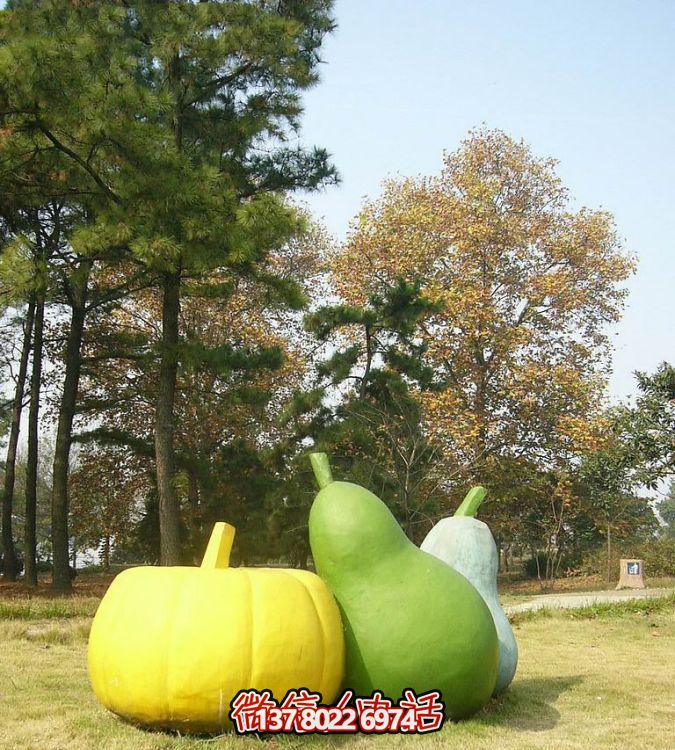 玻璃鋼雕塑，彩繪南瓜點綴戶外草坪