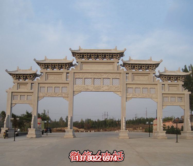 精美大型鏤空牌樓石雕，為公園廣場增添美麗色彩