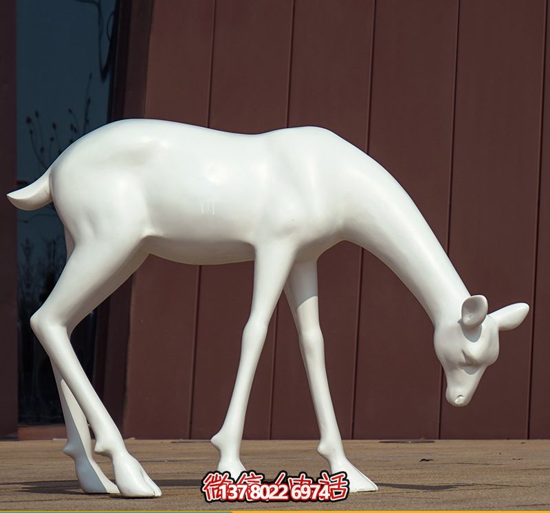 創意景觀酒店，低頭行走，讓鹿雕塑與您相伴