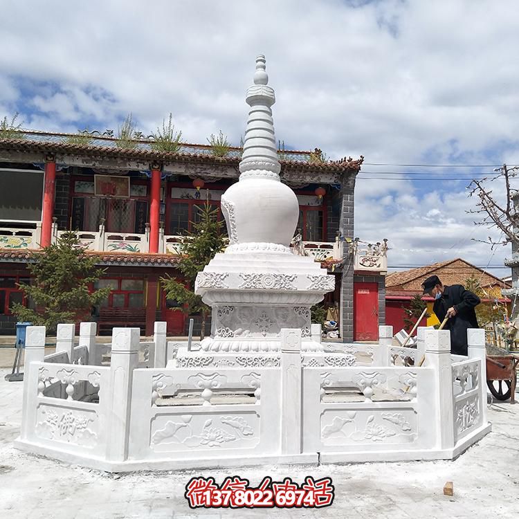 大型石雕舍利塔，宗教寺廟裝置