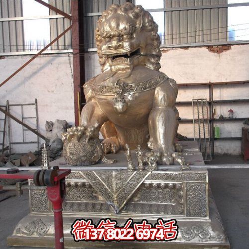 仿古銅噴金獅子雕塑，玻璃鋼大型戶(hù)外裝飾
