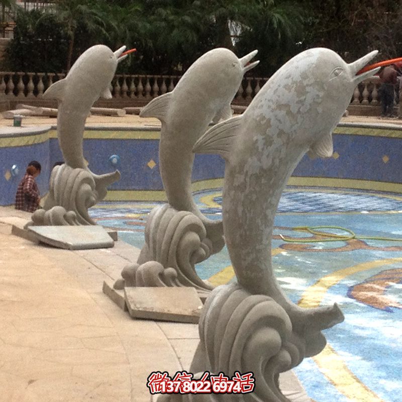 海邊的精美石雕雕塑，讓海豚伴你一起享受美食