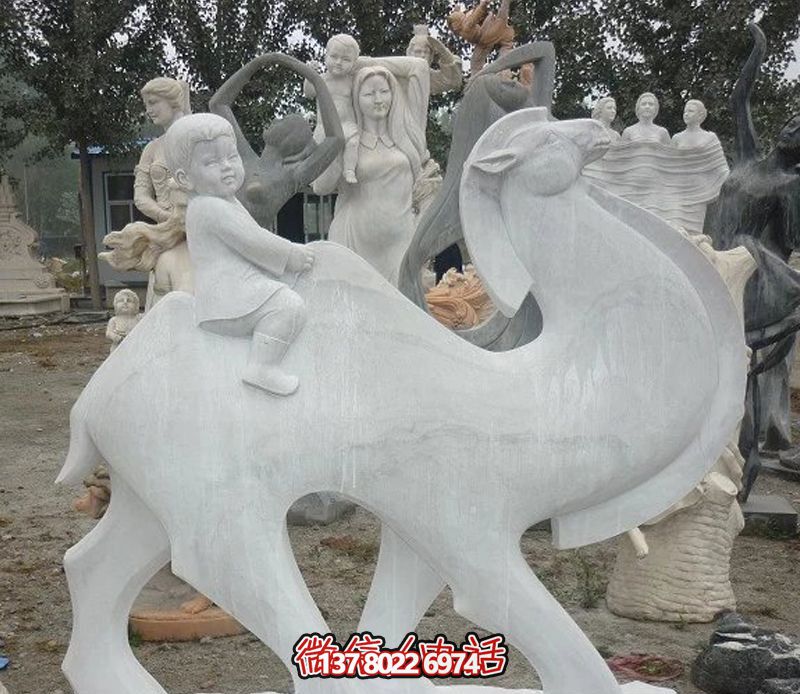 漢白玉駱駝雕塑，點綴公園里的抽象風情