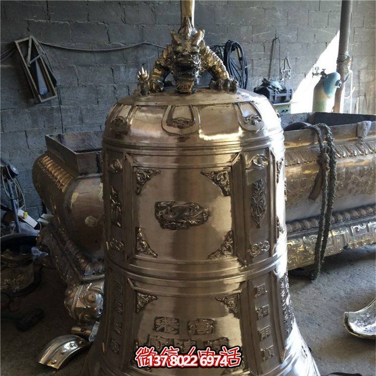 精美銅鐘雕塑，欣賞大型浮雕景觀