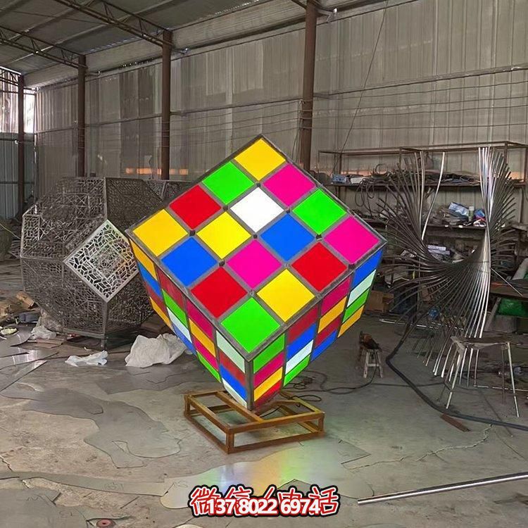 不銹鋼彩繪魔方景觀雕塑，點綴校園廣場