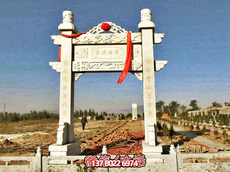 花崗巖簡(jiǎn)易牌坊，擺放石墓地