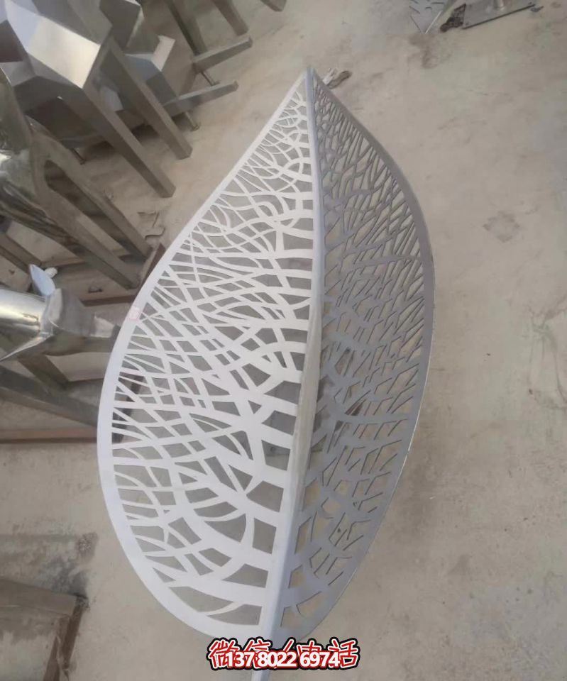 不銹鋼樹葉雕塑，給醫(yī)院藝術造型帶來絢麗美觀