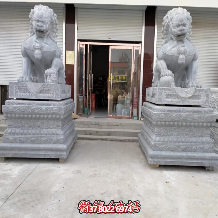 天然青石獅子雕塑，點(diǎn)綴景區(qū)大門(mén)