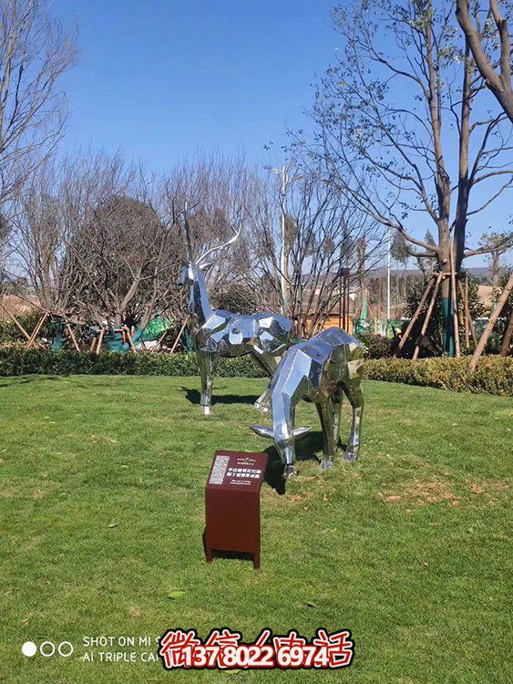 不銹鋼塊面鹿，抬頭鹿，低頭吃草的梅花鹿
