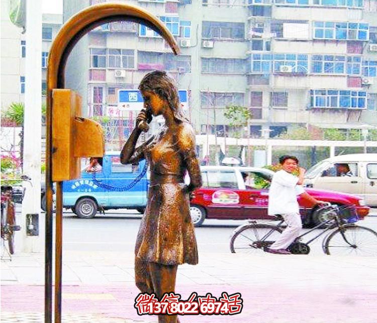 城市街道邊擺放女孩在電話亭打電話玻璃鋼雕塑 城市街道邊擺放女孩在電話亭打電話玻璃鋼雕塑
