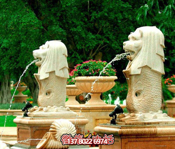 公園廣場(chǎng)擺放的噴水黃蠟石石雕魚尾獅雕塑