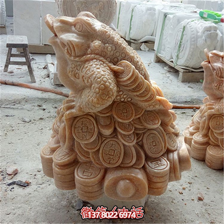 公園里擺放的叼著一串銅錢的晚霞紅石雕創意金蟾雕塑 公園里擺放的叼著一串銅錢的晚霞紅石雕創意金蟾雕塑